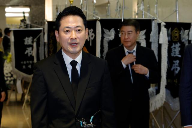 장동혁 국민의힘 대표가 25일 서울 강남구 삼성서울병원 장례식장에 마련된 최형우 전 내무부 장관의 빈소에서 조문을 마친 뒤 취재진 질문에 답변하고 있다 사진연합뉴스