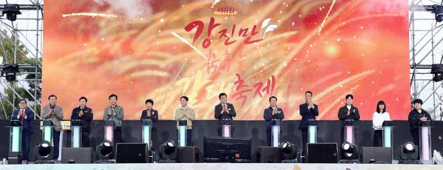 지난 24일 전남 강진군 강진만생태공원에서 열린 ‘제11회 강진만 춤추는 갈대축제’ 개막식에서 강진원 강진군수를 비롯한 주요 내빈과 참석자들이 개막 퍼포먼스를 펼치며 축제의 시작을 알리고 있다 올해 축제는 오는 11월 1일까지 9일간 69종의 공연·체험·전시 프로그램으로 진행된다 사진강진군