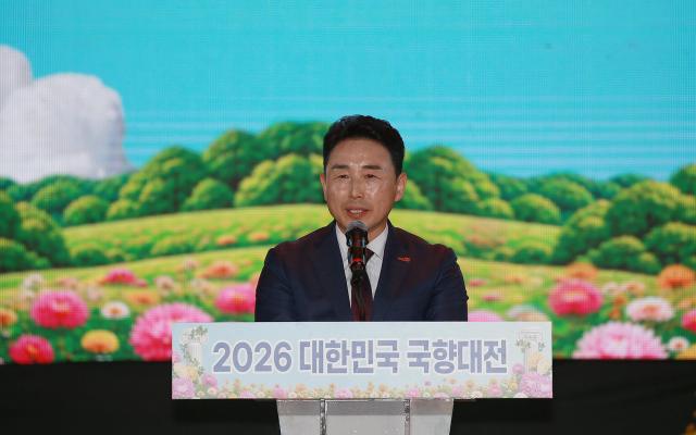 이남오 함평군수가 지난 23일 전남 함평엑스포공원 중앙광장에서 열린 ‘2026 대한민국 국향대전’ 개막식에서 개막선언을 하고 있다 ‘신화의 국화동산’을 주제로 열리는 올해 국향대전은 오는 11월 8일까지 17일간 다채로운 국화 조형물과 문화공연 체험 프로그램을 선보인다 사진함평군