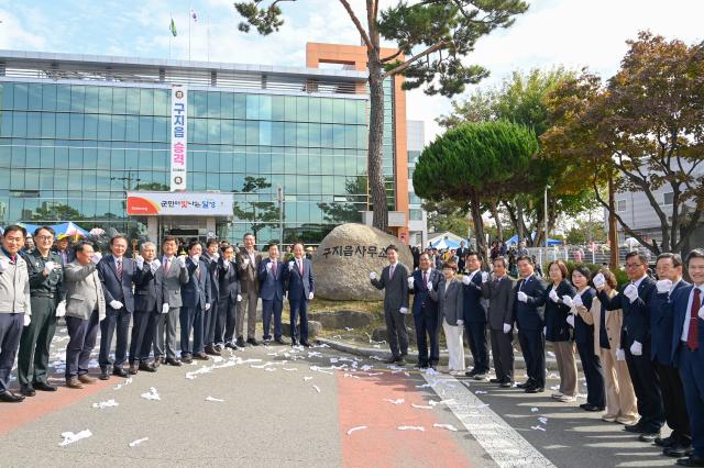대구 달성군은 구지읍 행정복지센터에서 ‘구지읍 승격 기념식’을 개최하고 기념 사진을 촬영하고 있다사진달성군
