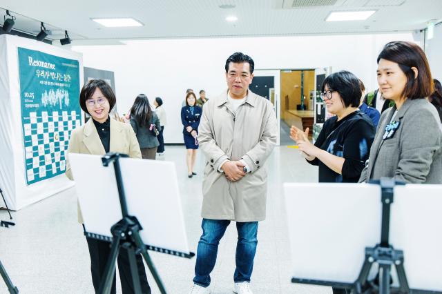 3아카이브 사진전을 관람하는 이계철 의장jpg