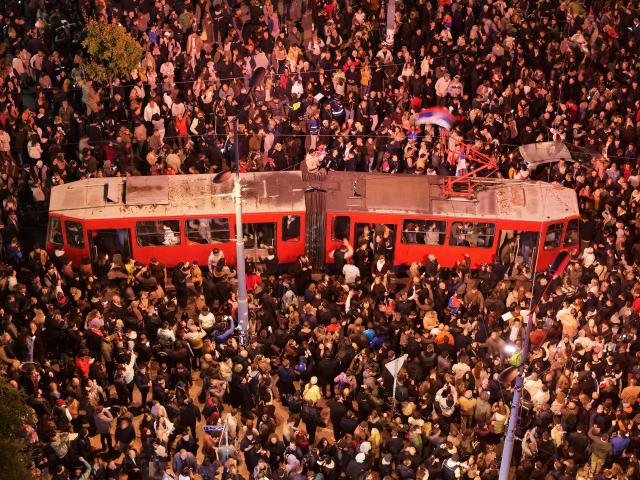 طلاب الشارع ينتصرون في الانتخابات... نهاية 12 سنة من الاستبداد في صربيا