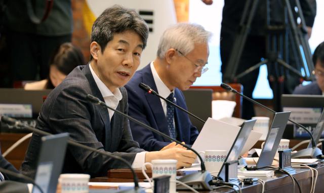 윤건영 더불어민주당 의원이 지난 20일 충북도청 대회의실에서 열린 충북도청 국정감사에서 질의하고 있다사진연합뉴스