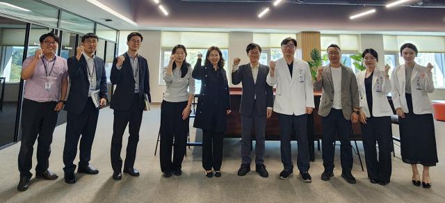 전남광주통합특별시 산림연구원과 화순전남대학교병원 화순군 전남대학교 등 관계기관 참석자들이 화순전남대병원 미래의료혁신센터에서 열린 ‘암 환자 맞춤형 치유의 숲 조성을 위한 융합연구 착수회의’를 마친 뒤 산림치유 연구의 성공적인 추진을 다짐하며 기념촬영을 하고 있다 이번 연구는 암 환자의 신체적·정서적 회복을 돕기 위한 맞춤형 산림치유 프로그램 개발과 효과 검증을 목표로 한다 사진전남광주통합특별시
