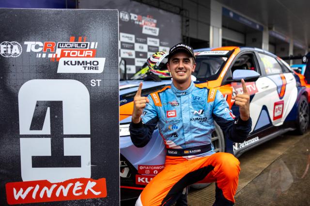 2026 TCR 월드투어 7라운드에서 우승한 미켈 아즈코나 선수가 차량 앞에서 포즈를 취하고 있다사진현대차
