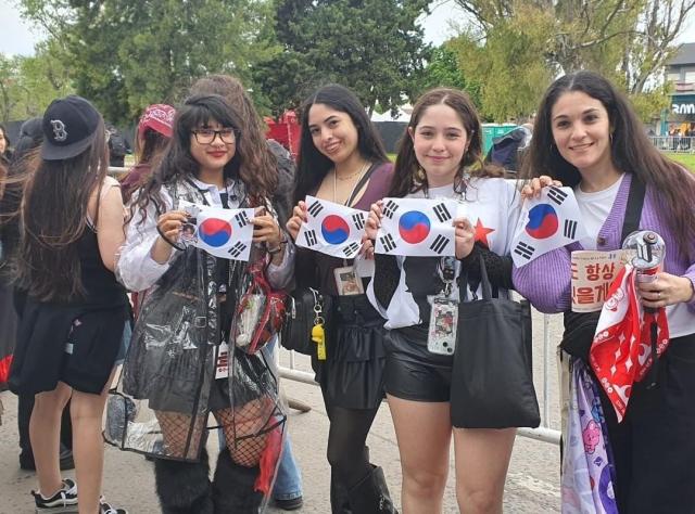 Người hâm mộ BTS cầm quốc kỳ Hàn Quốc trên tay

Buenos Aires  Yonhap Ngày 2410 giờ địa phương trước địa điểm tổ chức buổi diễn cuối cùng của BTS tại Argentina các fan cầm quốc kỳ Hàn Quốc để chuẩn bị vẫy khi cùng hát ca khúc “Arirang” đồng thời tạo dáng chụp ảnh trong lúc chờ vào sân 26102026