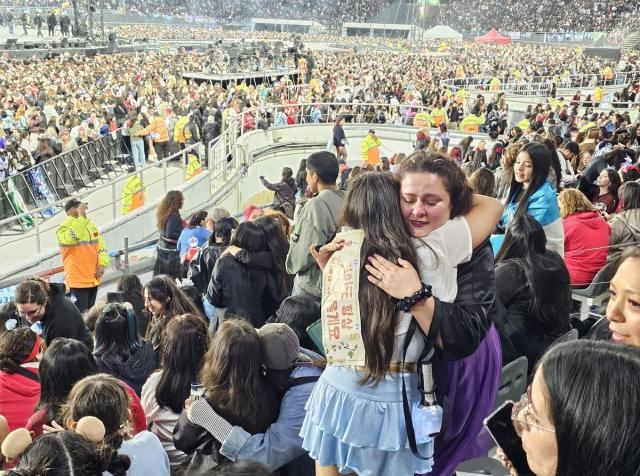 Fan BTS ôm nhau khóc sau buổi diễn

Buenos Aires  Yonhap – Sau khi buổi biểu diễn cuối cùng của BTS tại Argentina kết thúc ngày 2410 giờ địa phương người hâm mộ ôm chầm lấy nhau và bật khóc Dù bảy thành viên BTS đã hứa chắc chắn sẽ trở lại Argentina các fan vẫn không nỡ rời khỏi địa điểm tổ chức buổi diễn 26102026