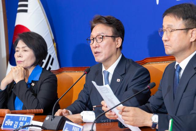 김민석 더불어민주당 대표가 26일 국회에서 열린 최고위원회의에서 발언하고 있다 사진연합뉴스