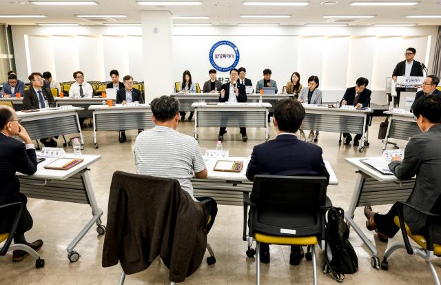 정명근 화성특례시장이 10월 16일 열린 우주항공 기업인 간담회에서 화성형 우주항공 클러스터 추진 방향에 대해 설명하고 있다 사진화성시