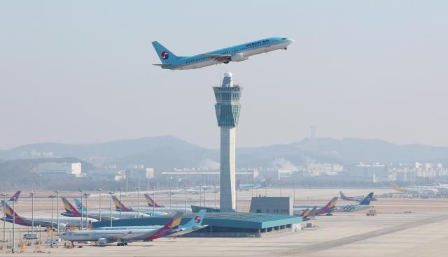 一架大韩航空客机正在起飞。【图片来源 韩联社】