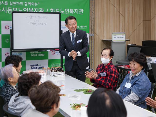 1015홍보담당관“시민 일상에서 답을 찾다”…남양주시 화도읍 ‘현장시장실’서 시민과 소통하고 있다 사진남양주시