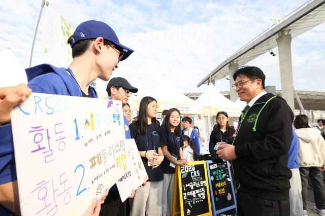 도성훈 교육감이 제12회 인천수학축전  제28회 인천과학대제전을 둘러보고 있다 사진인천시교육청