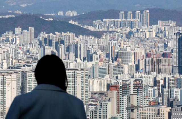 从首尔南山俯瞰的市区住宅及公寓楼群【图片来源 韩联社】