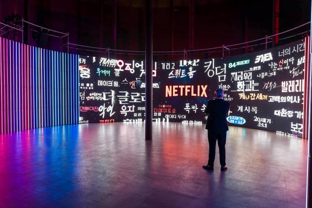 테드 서랜도스 넷플릭스 공동 CEO가 넷플잔치를 둘러보고 있다 사진넷플릭스
