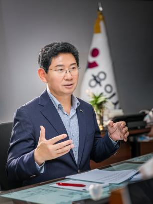 이상일 시장이 반도체 인재양성을 위한 경과를 설명하고 있다사진용인시