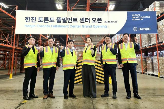 노삼석 한진 대표이사 사장왼쪽 세 번째과 조현민 한진 사장왼쪽 네 번째이 캐나다 토론토 풀필먼트 센터 가동을 앞두고 현장을 방문해 시설과 운영 상황을 점검하고 있다사진한진