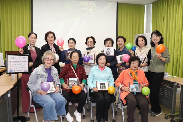 묵호노인종합복지관이 어르신 회원 10명을 대상으로 전문상담사와 함께하는 집단상담 프로그램 ‘오늘도 내 인생은 아름답게 물든다’를 2회기로 진행했다 사진묵호노인종합복지관