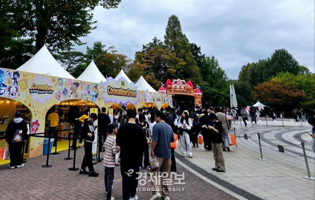 AR투어를 참여한 방문객들이 미션 수행 보상을 수령하기 위해 줄을 서고 있다 사진류청빛 기자