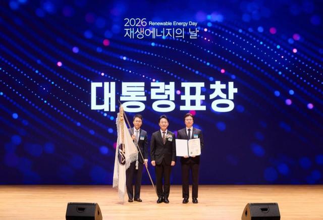 지난 23일 서울 코엑스에서 열린 2026 재생에너지의 날 기념식에서 이현희 아모레퍼시픽 지속가능경영센터 부장왼쪽부터 이호현 기후에너지환경부 제2차관 권순철 아모레퍼시픽 안전환경 디비전 상무가 대통령표창 수상 기념촬영을 하고 있다 사진아모레퍼시픽