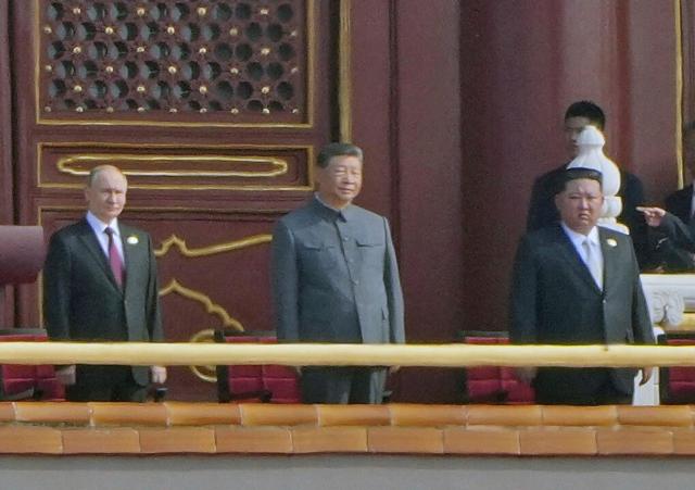 시진핑 중국 국가주석가운데이 3일 베이징 톈안먼 성루망루에서 김정은 북한 노동당 총비서 겸 국무위원장오른쪽과 블라디미르 푸틴 러시아 대통령왼쪽이 천안문 광장에서 열린 중국 인민 항일 전쟁 및 세계 반파시스트 전쟁 승리전승절 80주년 기념 열병식을 보고 있다사진AP·연합뉴스
