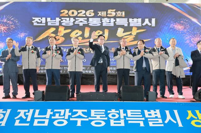 송형곤 전남광주통합특별시의회 의장가운데이 26일 여수 엑스포박람회장에서 열린 ‘제5회 전남광주특별시 상인의 날’ 행사에서 참석자들에게 손을 들어 인사하고 있다 이날 송 의장은 행정통합을 계기로 지역 간 상권의 경계를 허물고 새로운 판로를 확대해 상인들이 통합의 경제적 효과를 체감할 수 있도록 의회 차원의 지원을 강화하겠다고 밝혔다 사진전남광주통합특별시의회