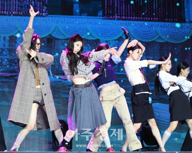 아일릿이 서울 용산구 이태원 블루스퀘어 우리WON뱅크홀에서 진행된 아일릿의 미니 5집 ‘BREAK EVEN’ 미디어 쇼케이스에서 무대를 선보이고 있다 20261026사진한준구 기자 jungu141298ajunewscom