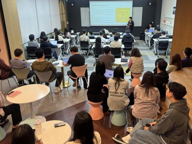 임직원들이 지난 23일 서울 구로구 에듀윌 본사에서 열린 ‘AX 쇼케이스’에서 현업 부서의 AI 활용 사례 발표를 듣고 있다 사진에듀윌
