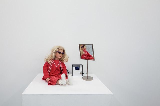 사이버로베르타CybeRoberta 19962026 텔레로보틱 인형카메라 전용 소프트웨어 및 프로그래밍 아크릴 진열장 내 LCD 화면 거울 255×508×508cm 사진서울시립미술관 