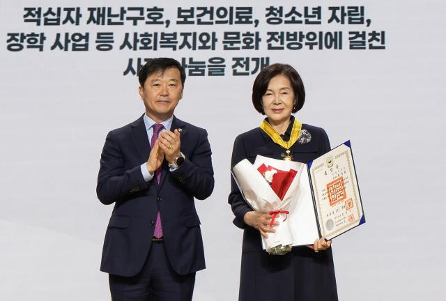 홍라희 리움미술관 명예관장이 26일 서울 중구 우리은행 본점에서 열린 대한적십자사 창립 기념식에서 이형훈 보건복지부 제2차관으로부터 국민훈장 동백장을 수여받고 기념 촬영하고 있다 사진삼성전자