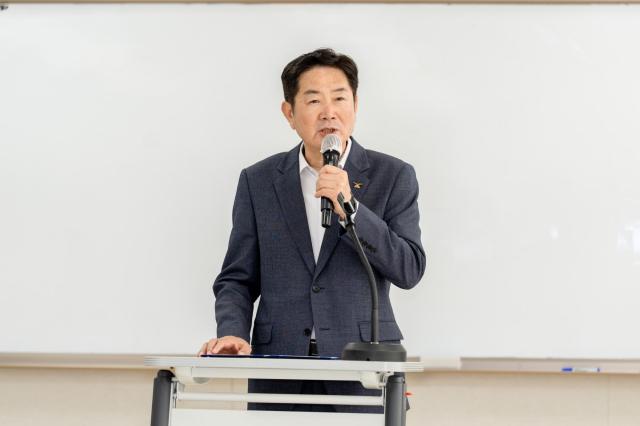 26일 조용호 오산시장과 경기도의회 문화체육관광위원회 위원들이 경기도종합체육대회 준비현장을 점검하고 있다 사진오산시