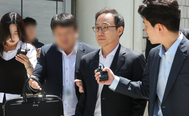 김오진 전 대통령실 관리비서관이 지난 5월 22일 윤석열 정부 관저 이전 과정에서 예산을 불법 전용한 혐의로 서울중앙지법에서 열린 영장실질심사를 마치고 나오고 있다 사진연합뉴스