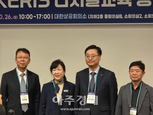 정제영 한국교육학술정보원KERIS 원장왼쪽에서 세 번째과 한국교육학회 한국컴퓨터교육학회 한국교육공학회 한국교육정보미디어학회 회장 등 주요 관계자들이 기념촬영을 하고 있다 사진백두산 기자