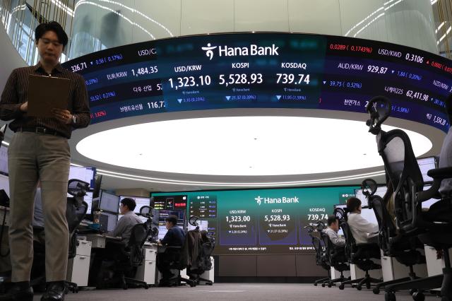 تراجع ثقة المستهلك خلال شهر وسط تعثر أسواق الأسهم والاضطرابات الجيوسياسية بالشرق الأوسط