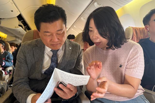 신용한 지사와 충청북도 대표단은 베트남 진출지원과 양 지역 교류 협력 확대를 위해 출국했다 사진충북도