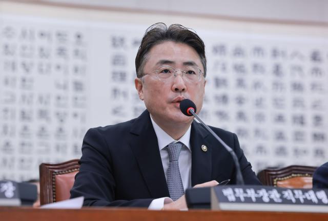 이진수 법무부 장관 직무대행차관이 26일 국회 법제사법위원회에서 열린 법무부 고위공직자범죄수사처 대법원법원행정처 등에 대한 종합감사에서 법사위원 잘의에 답하고 있다 사진연합뉴스