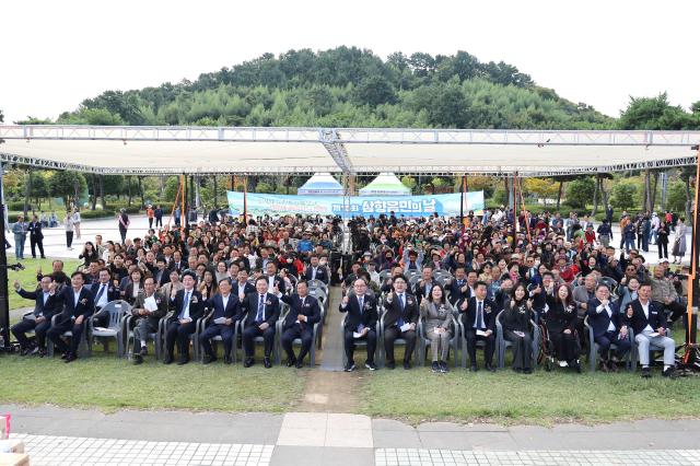 지난 23일 전남 무안군 남악 김대중광장에서 열린 ‘제15회 삼향읍민의 날’ 행사에서 김산 무안군수를 비롯한 주요 내빈과 읍민들이 함께 엄지손가락을 치켜들며 화합을 다짐하고 있다 이날 행사에는 주민과 기관·사회단체 관계자 등 900여 명이 참석해 지역 공동체의 결속을 다지고 이웃 간 정을 나눴다 사진무안군