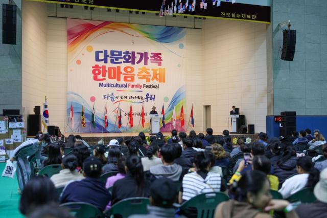 지난 24일 전남 진도군실내체육관에서 열린 ‘다문화가족 한마음축제’에서 이재각 진도군수가 다문화가족과 지역 주민들을 대상으로 축사를 하고 있다 행사장에 여러 나라의 국기가 내걸린 가운데 참석자들은 서로 다른 문화를 이해하고 존중하며 지역 공동체의 화합과 상생의 의미를 되새겼다 사진진도군