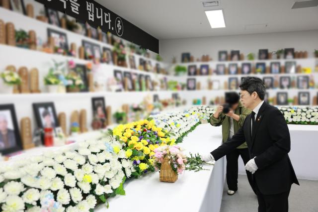 6일 홍지선 국토교통부 장관이 무안국제공항을 찾아 12·29 여객기 참사 희생자를 추모했다 사진국토교통부
