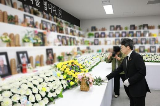 홍지선 국토부 장관, 무안공항 찾아 여객기 참사 유가족 위로