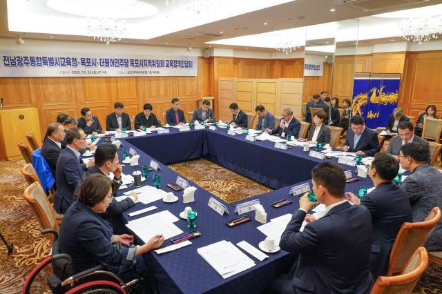 지난 24일 전남 목포시 샹그리아비치호텔에서 열린 ‘2026년 교육정책 간담회’에서 강성휘 목포시장과 김원이 국회의원 김대중 전남광주통합특별시교육감 등 관계자들이 지역 교육 현안을 논의하고 있다 이날 참석자들은 서남권 과학고 유치와 석현지구 초등학교 신설 목포고·목포여고 이전 부지 활용방안 등 주요 교육 현안의 해결을 위한 기관 간 협력 방안을 모색했다 사진목포시