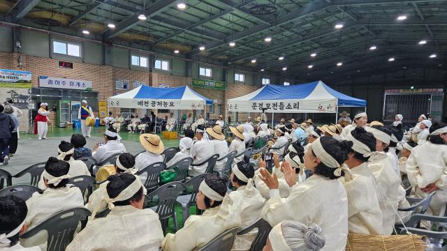 24일 경북 성주군 원예농협 참외공판장에서 열린 ‘경상북도 들소리 한마당’에서 참석자들이 지역별 전통 농요 공연을 관람하고 있다 사진성주군