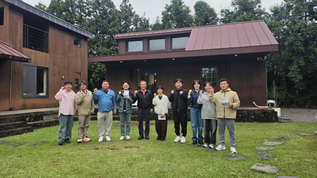 26일 제주도에서 열린 ‘울릉 주민기획자 제주 현장워크숍’에 참여한 울릉지역 소상공인 대표들과 한동대학교 지속가능발전연구소 IRIS 및 제주 현지 관계자들이 기념 촬영을 하고 있다 사진안경호 기자