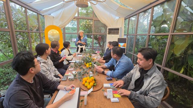 26일 제주도에서 진행된 ‘울릉 주민기획자 제주 현장워크숍’에서 울릉지역 소상공인 대표들이 제주 로컬사업 현장을 찾아 지역 자원을 활용한 상품 개발과 운영 사례에 대한 설명을 듣고 있다 사진안경호 기자
