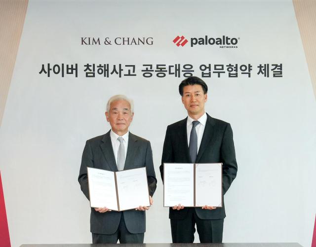 정경택 김앤장 법률사무소 대표변호사좌측와 박상규 팔로알토 네트웍스코리아 대표가 업무협약을 마친 뒤 기념촬영 하고 있다 사진김앤장 법률사무소