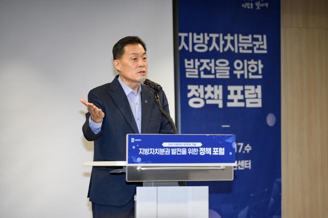 이재준 시장이 작년 9월에 열린 지방자치분권 발전을 위한 정책포럼에서 발언을 하고 있다사진수원시