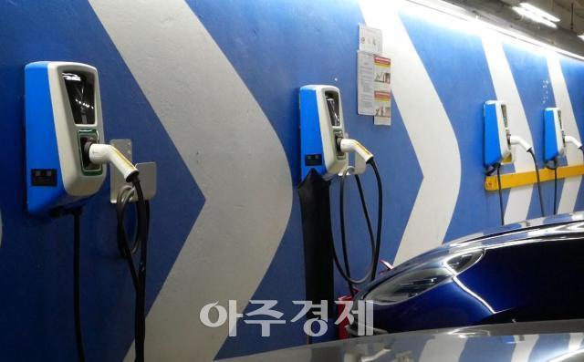 Thiết bị sạc xe điện được lắp đặt tại tầng hầm một tòa nhà ở Hà Nội Ảnh Kinte Aju