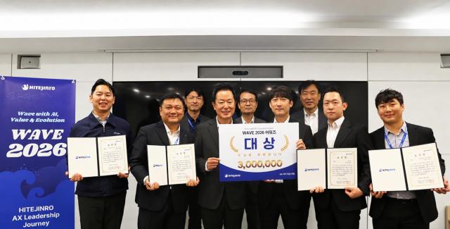 지난 10월 21일 하이트진로 청담사옥에서 하이트진로 장인섭 대표첫째 줄 왼쪽 세번째 및 수상자를 포함한 임직원들이 참석한 가운데 ‘AX리더 1기 시상식’이 열렸다사진하이트진로