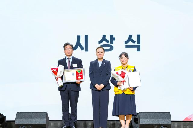 김정배 SP삼화 CBO왼쪽가 지난 26일 대한적십자사 창립 121주년 기념식에서 SP삼화를 대표해 ‘적십자 회원유공장 최고명예대장’을 수상한 뒤 기념촬영을 하고 있다 사진SP삼화