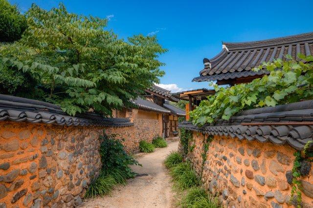 경남 산청 남사예담촌의 전통 한옥과 돌담길. 행사 기간 마을 곳곳에서 시화전과 전통문화 체험, 공연 등이 펼쳐진다.[사진=산청군]