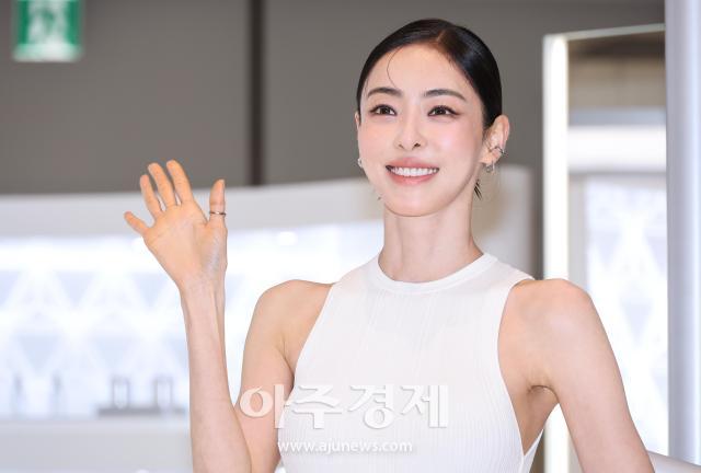 La actriz Lee Da-hee sonríe en el evento de apertura de la primera tienda emergente de AP Beauty